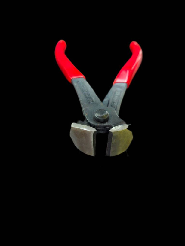نمای نزدیک فک برش گازانبر Knipex 68-160 مناسب برش سیم و میخ